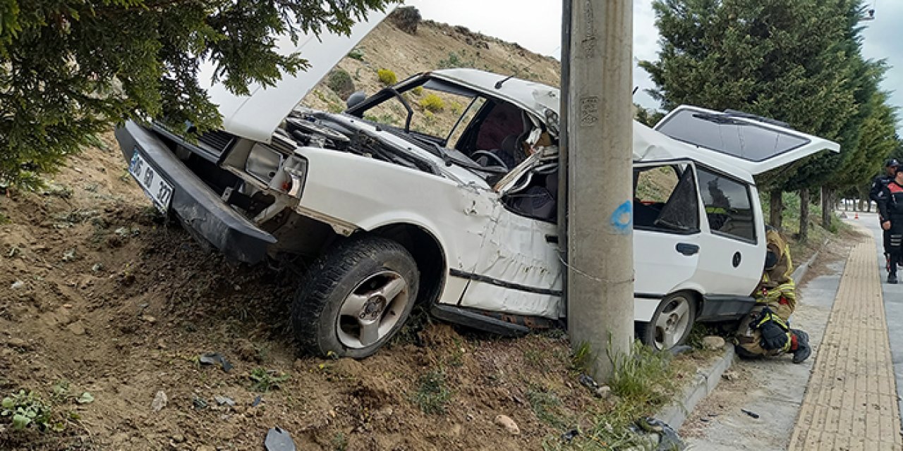 Beypazarı’nda otomobil direğe çarptı: Baba oğul yaralandı