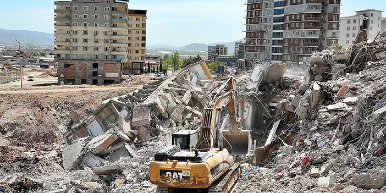 Ağır hasarlı binalar yıkılmaya devam ediyor