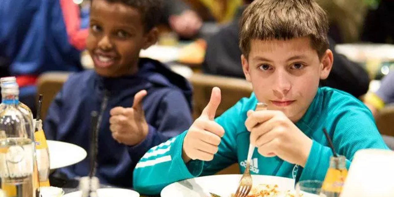 Orkun Kökçü, takım arkadaşları ile stadyumda iftar verdi