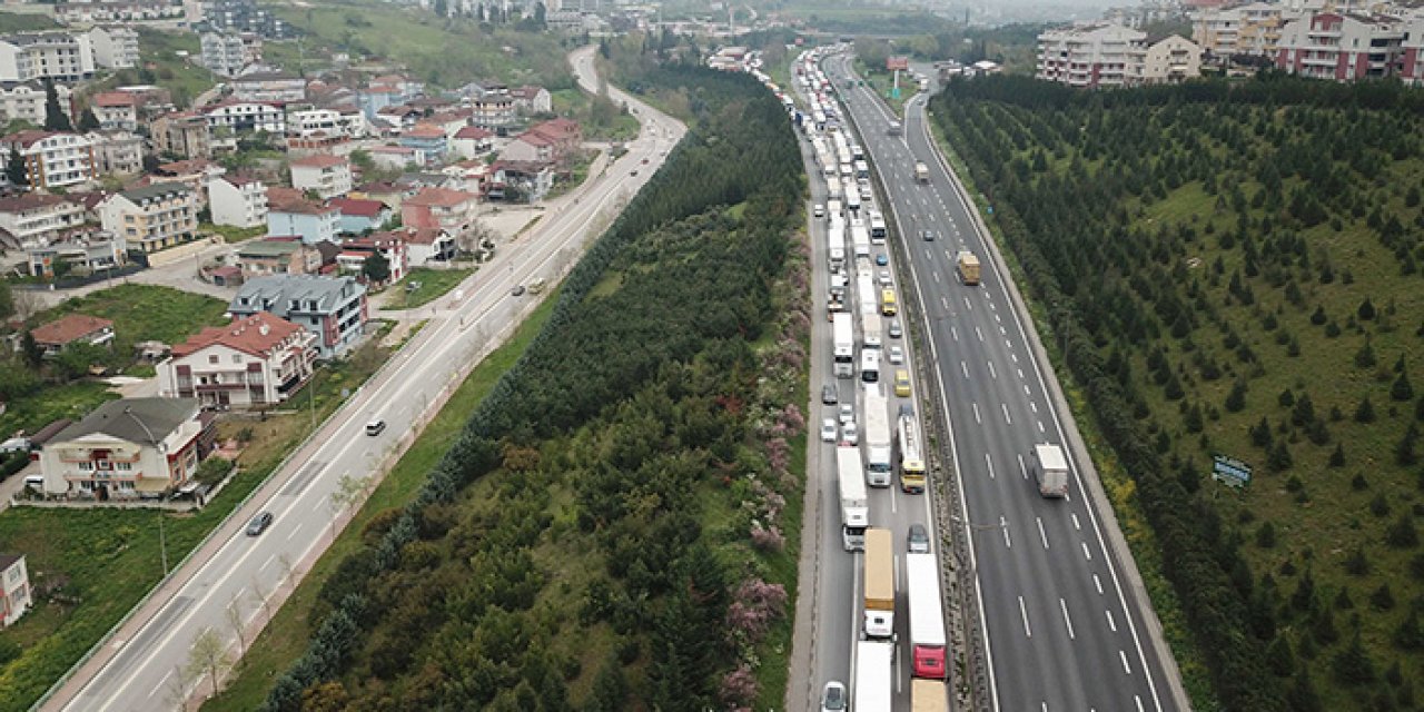 TEM otoyolundaki kaza trafiği kitledi