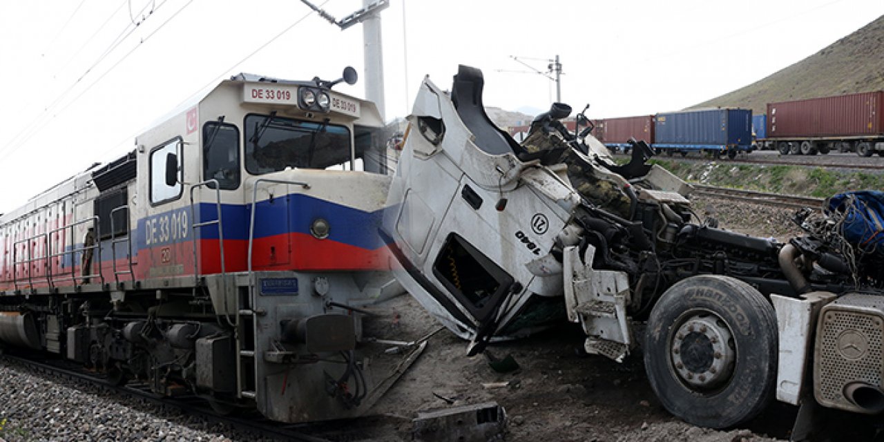 Kayseri’de lokomotif TIR’a çarptı: 1 yaralı