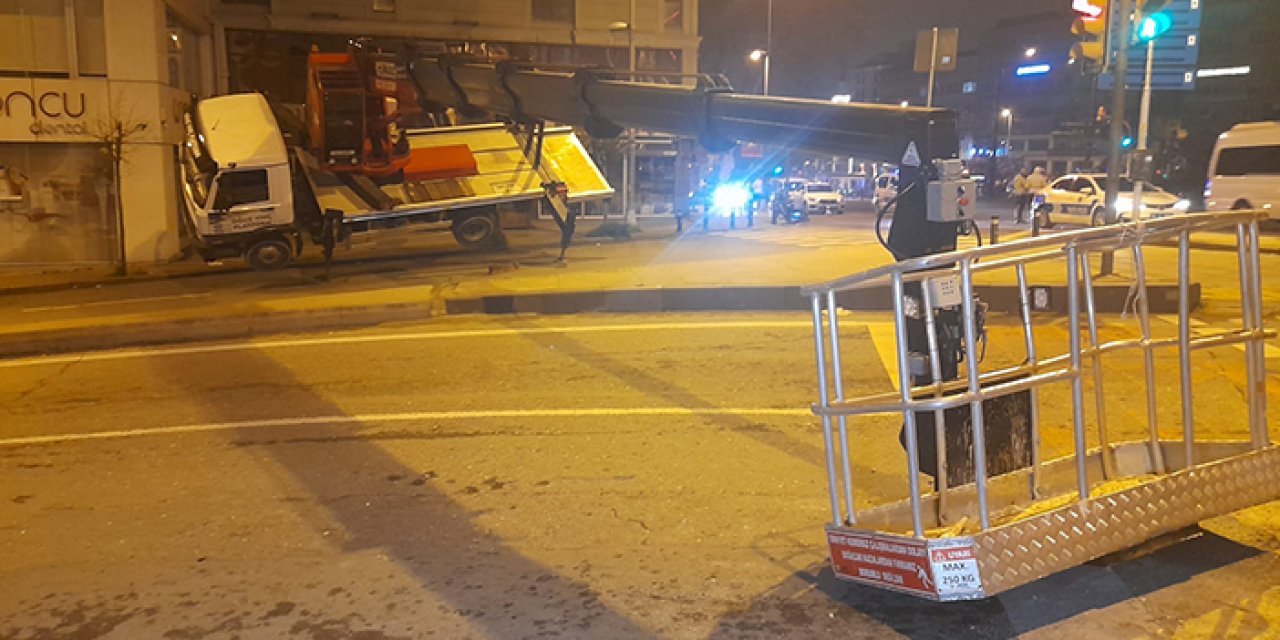 Devrilen sepetli vinçteki 2 operatör yaralandı