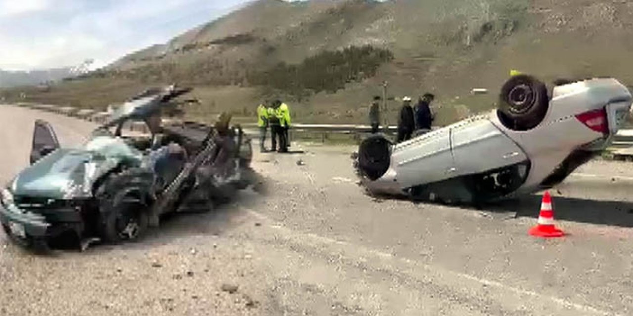 2 otomobil kafa kafaya çarpıştı: 4 ölü 3 yaralı