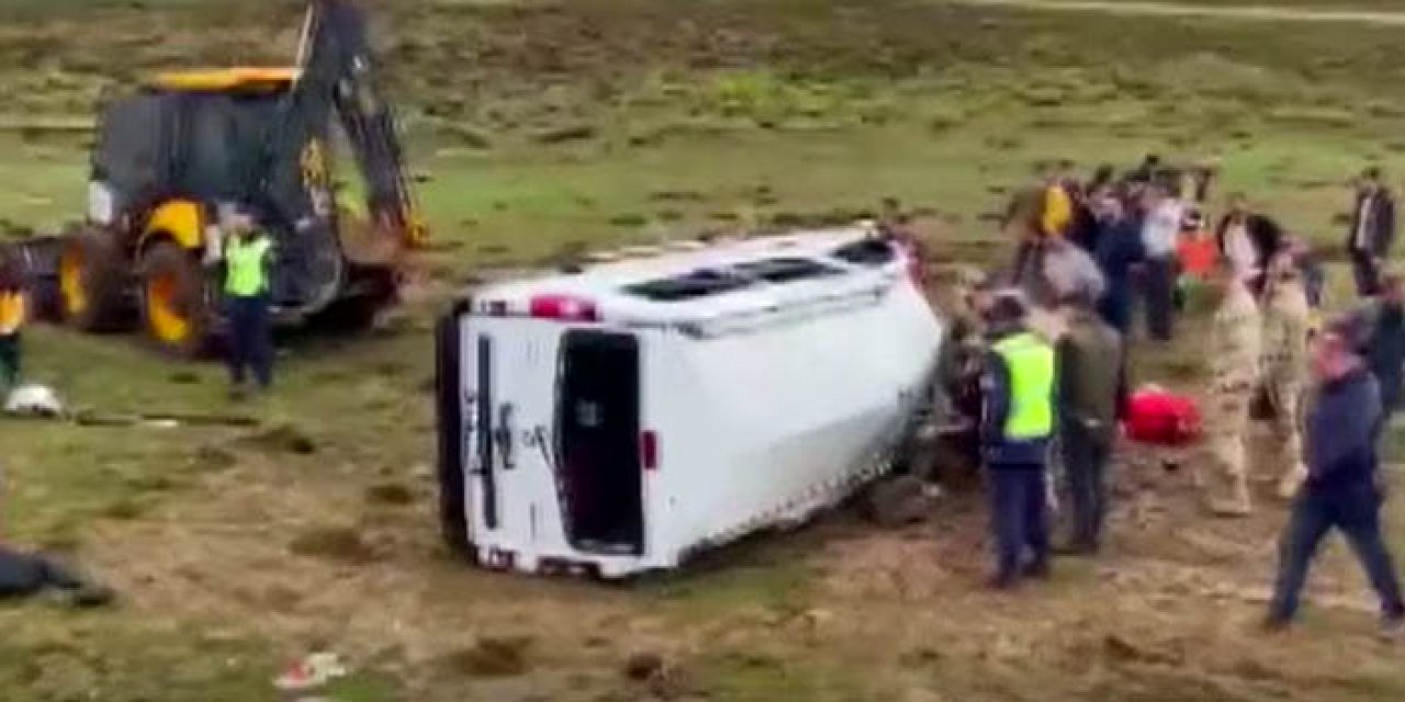 Bitlis'te minibüs şarampole yuvarlandı