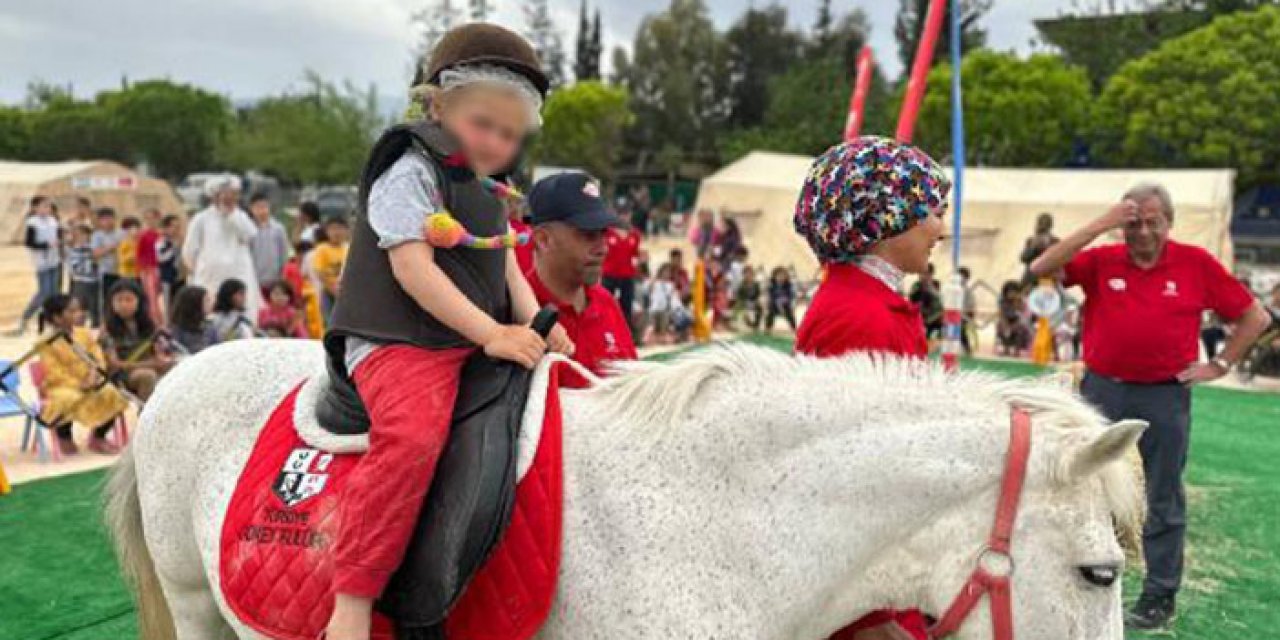 Pony atlar depremzede çocuklara moral veriyor