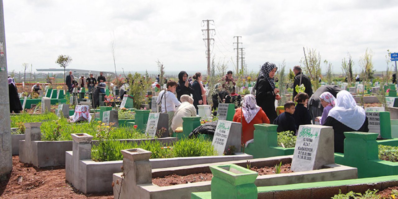 Diyarbakır’da, mezarlıklara duygu dolu ziyaret