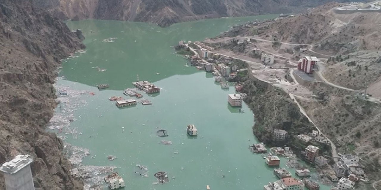 Su seviyesi yükseldi ilçe sular altında kaldı