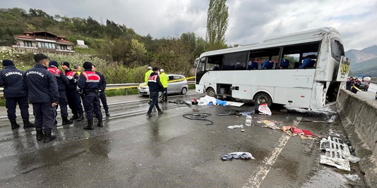 İşçileri taşıyan midibüs devrildi