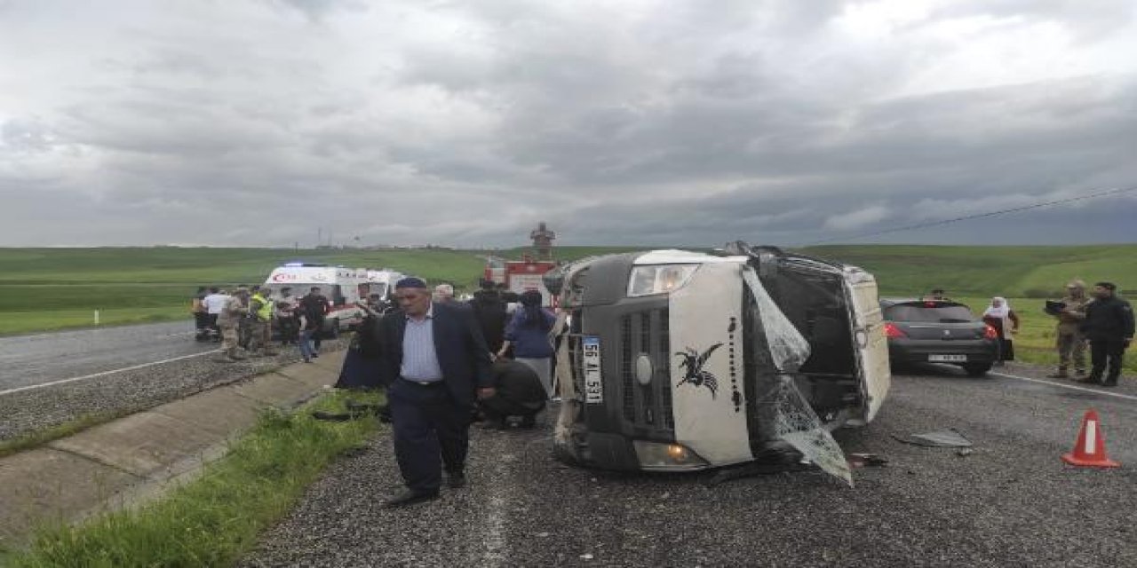 Depremde kaybettikleri yakınlarının kabrinden dönerken kaza geçirdiler: 12 yaralı