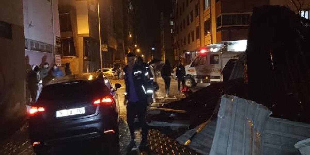 Bitlis'te fırtınada çıktı çatılar uçtu