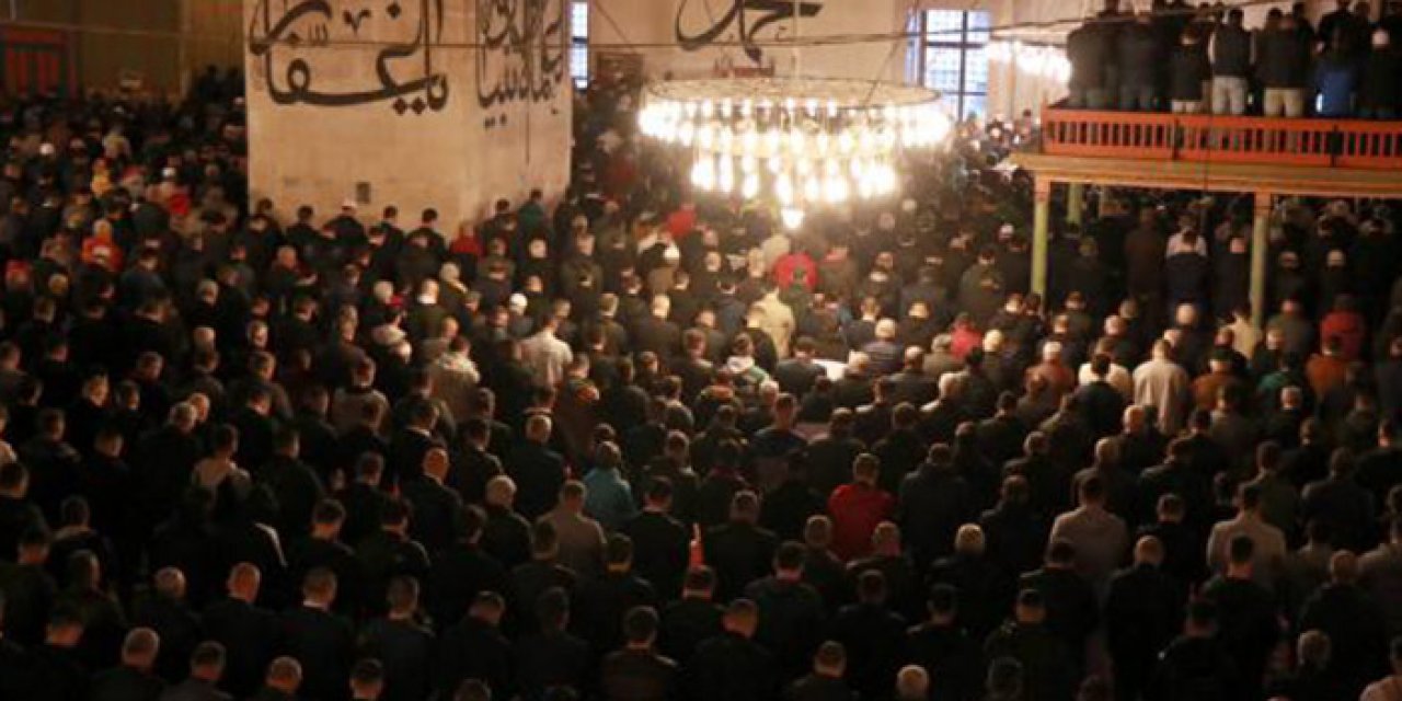 Eski Cami doldu taştı