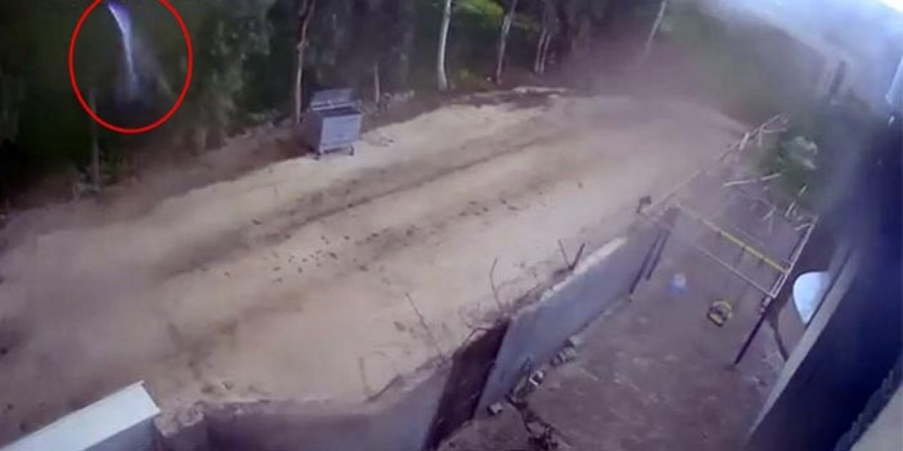 Mardin’de yıldırımın düşme anı kameralara yansıdı