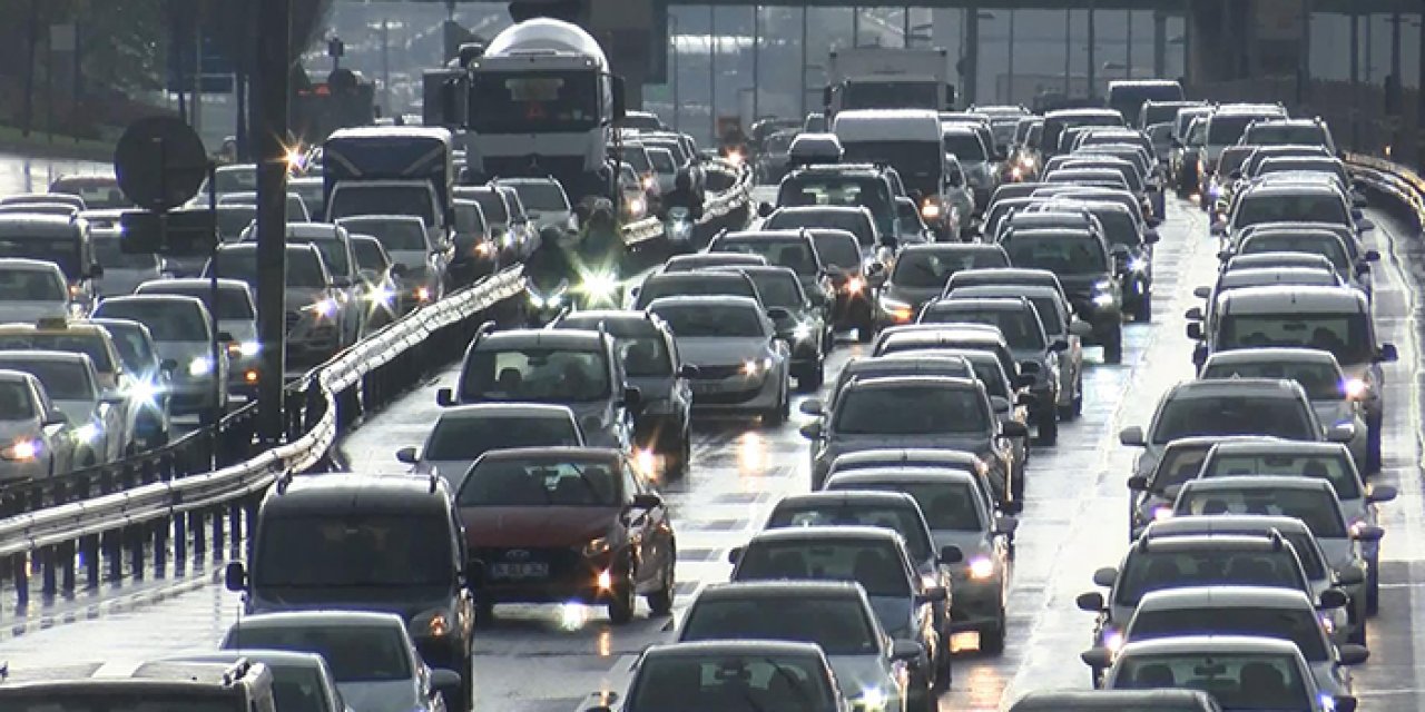 İstanbul’da bayram yoğunluğu trafiği kilitledi