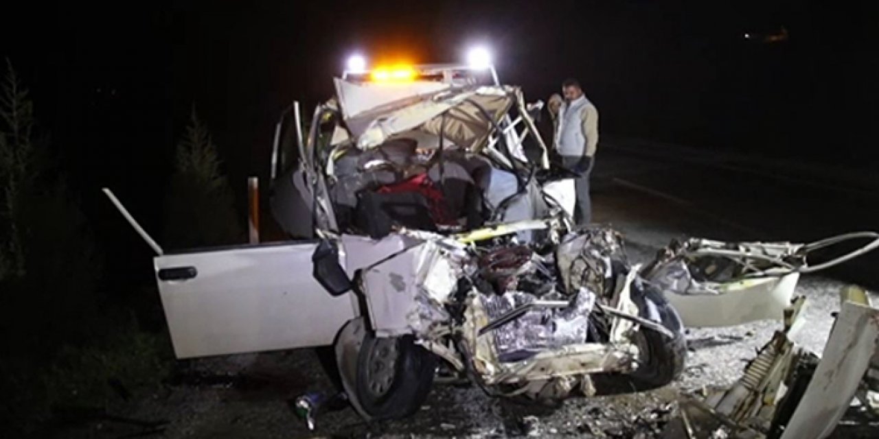 Kamyonete çarpan otomobildeki 2 kişi yaşamını yitirdi