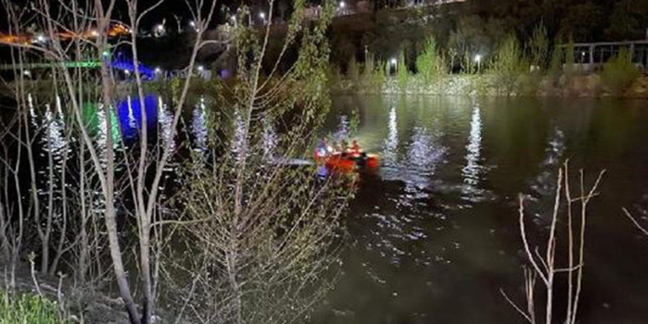 Munzur Çayı'na uçan aracın içindeki 3 kişi aranıyor