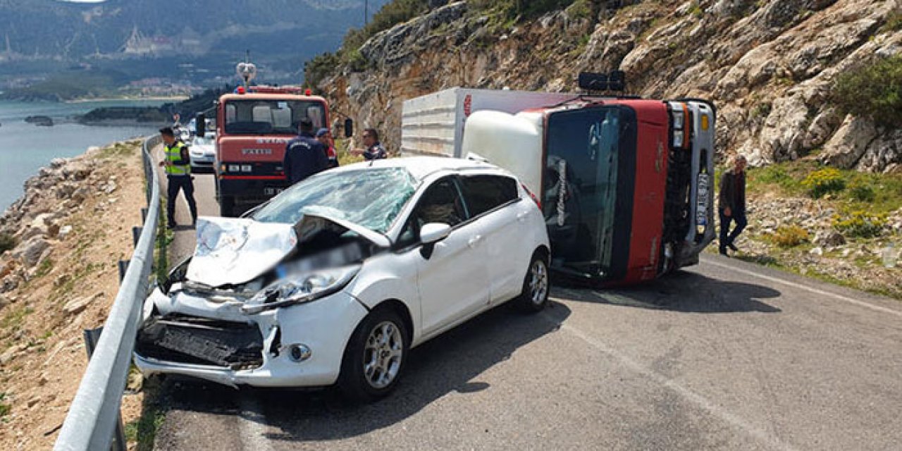 Otomobil ile kamyonet çarpıştı: 6 yaralı