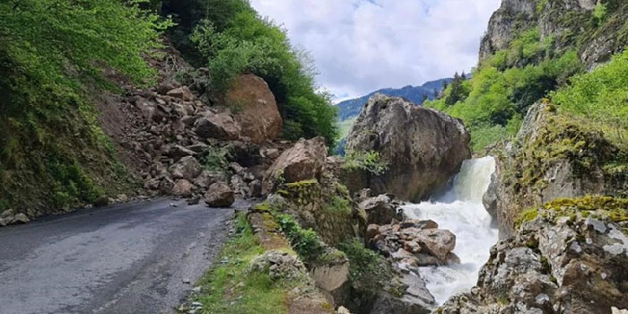 Trabzon'da heyelan sonucu yol kapandı