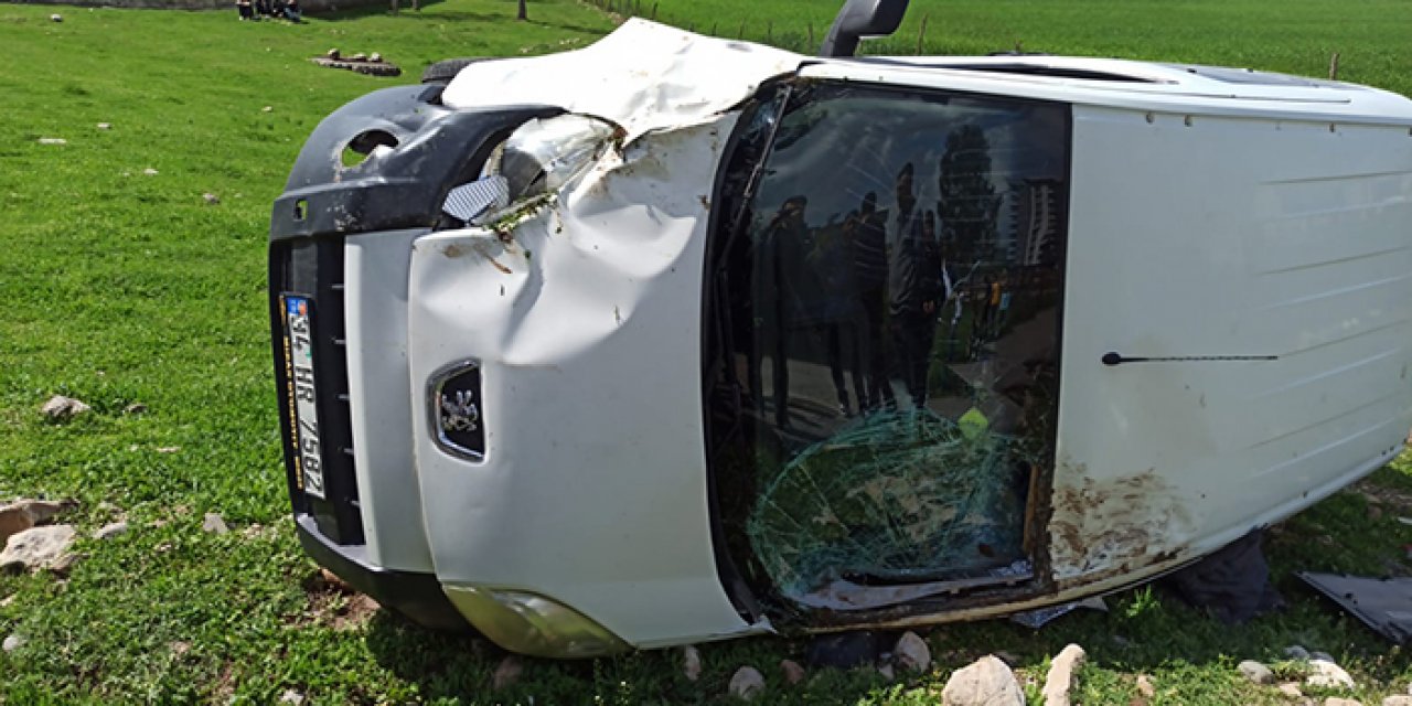 Çocuğa çarpmamak için direksiyonu kırıp takla attı