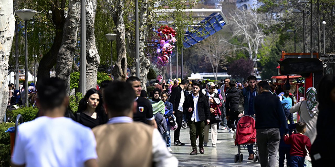 Gençlik Parkı’nda yoğunluktan dolayı uzun kuyruklar oluştu