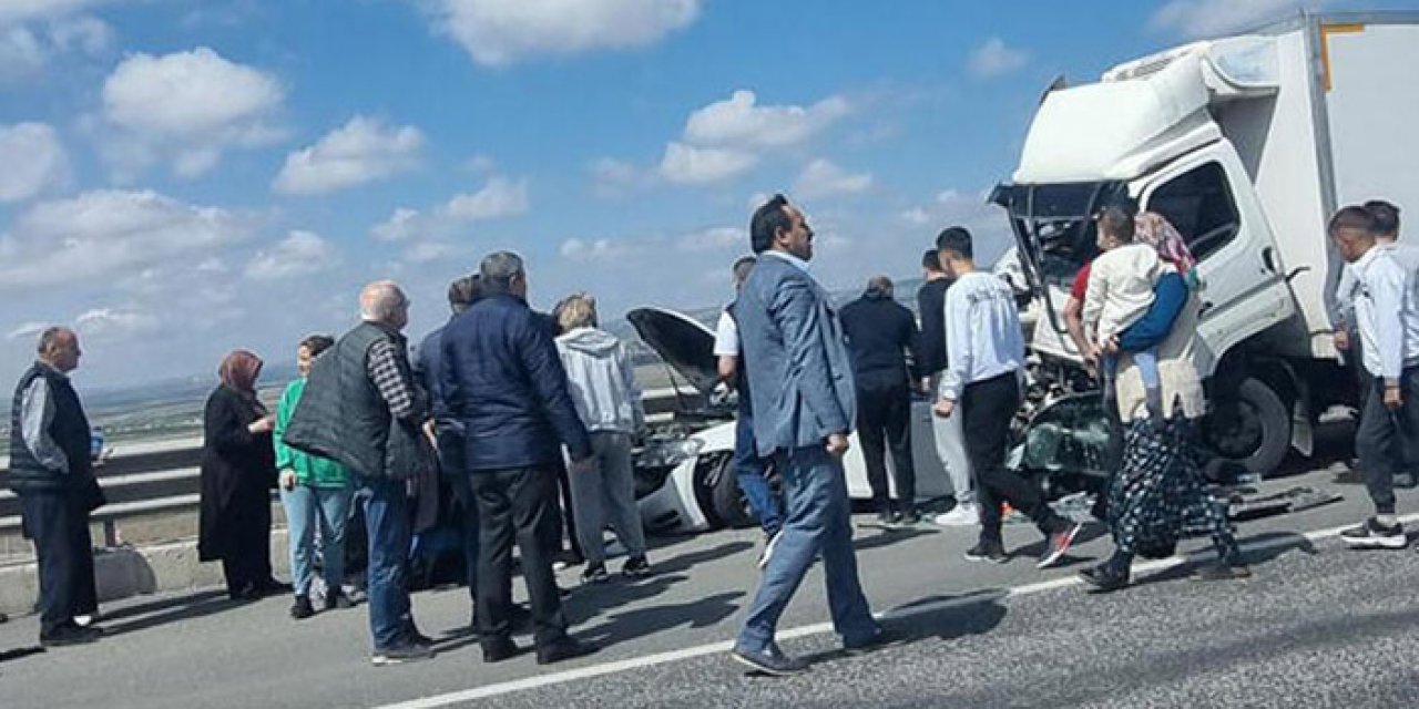 Emniyet şeridinde lastik değiştirirken kamyonet çarptı