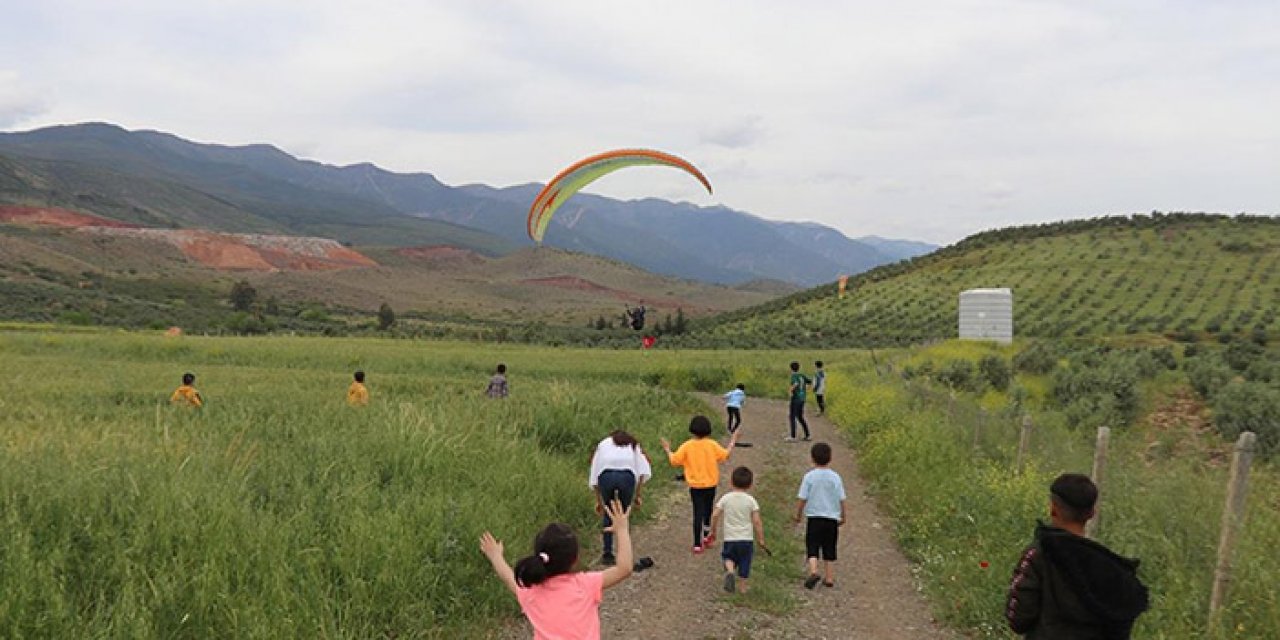 Depremzede çocuklar için paraşütler havalandı