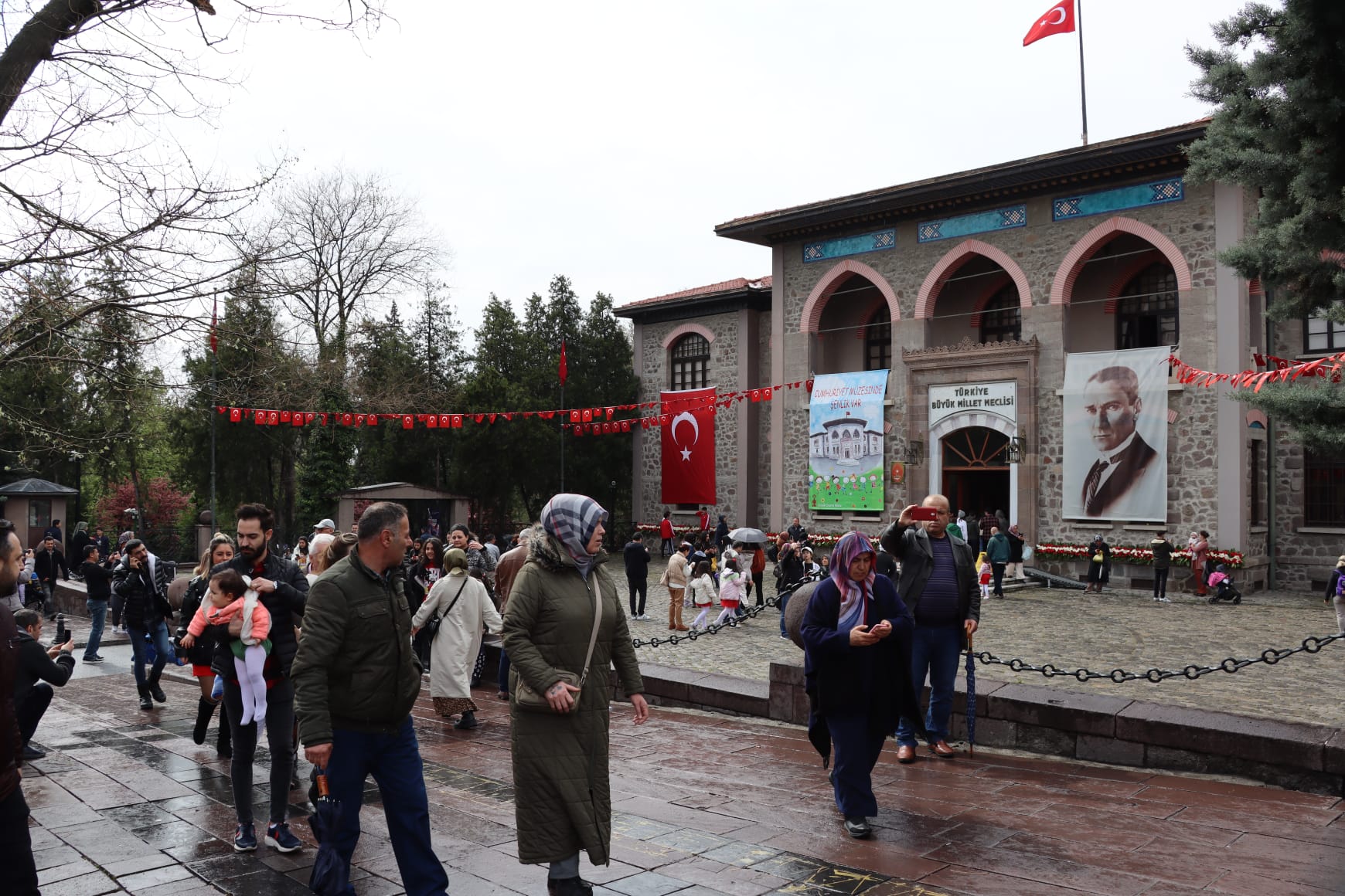 23 Nisan'da Meclis'e akın ettiler