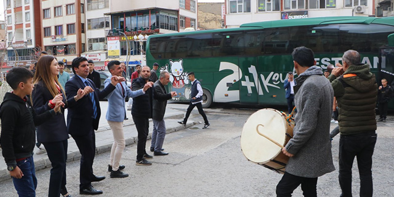 Hakkari’den 5 ile başlayan otobüs seferleri coşku ile karşılandı