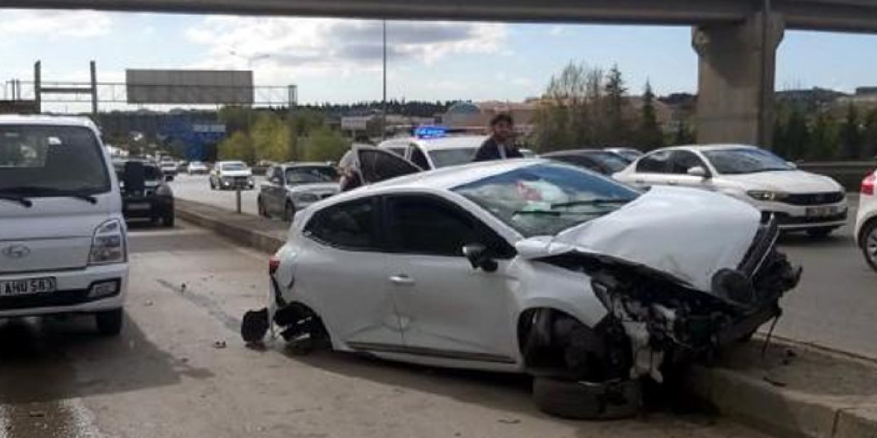 Otomobil üst geçidin ayağına çarptı