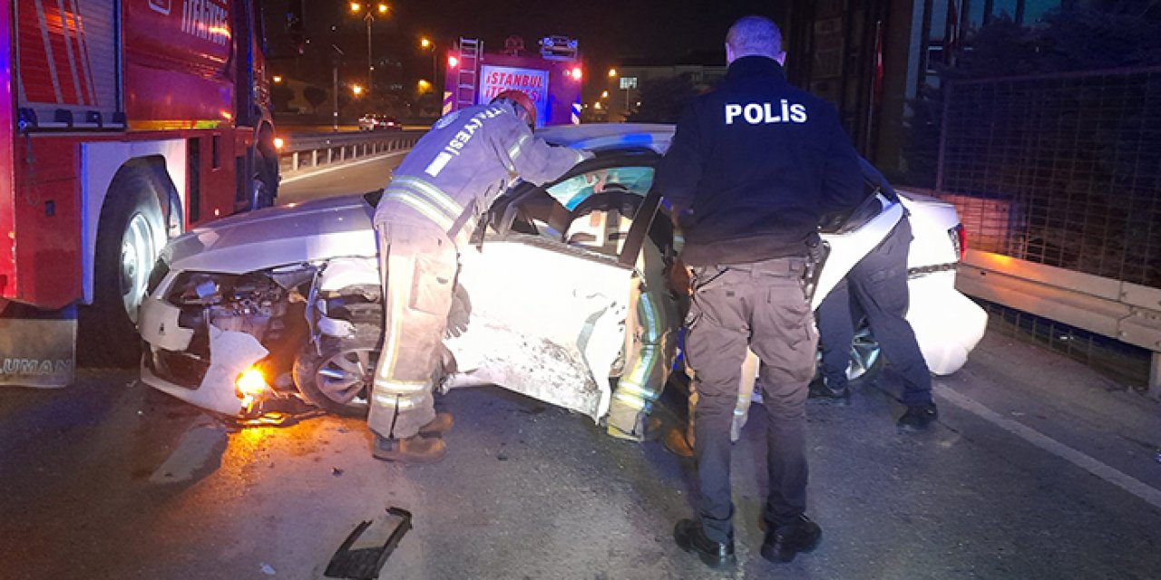 Bariyerlere çarpan sürücünün ayağı koptu