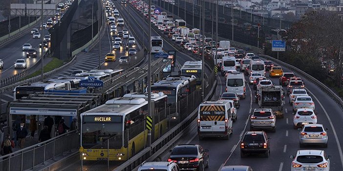 İstanbul’da tatil dönüşü trafik kilitlendi