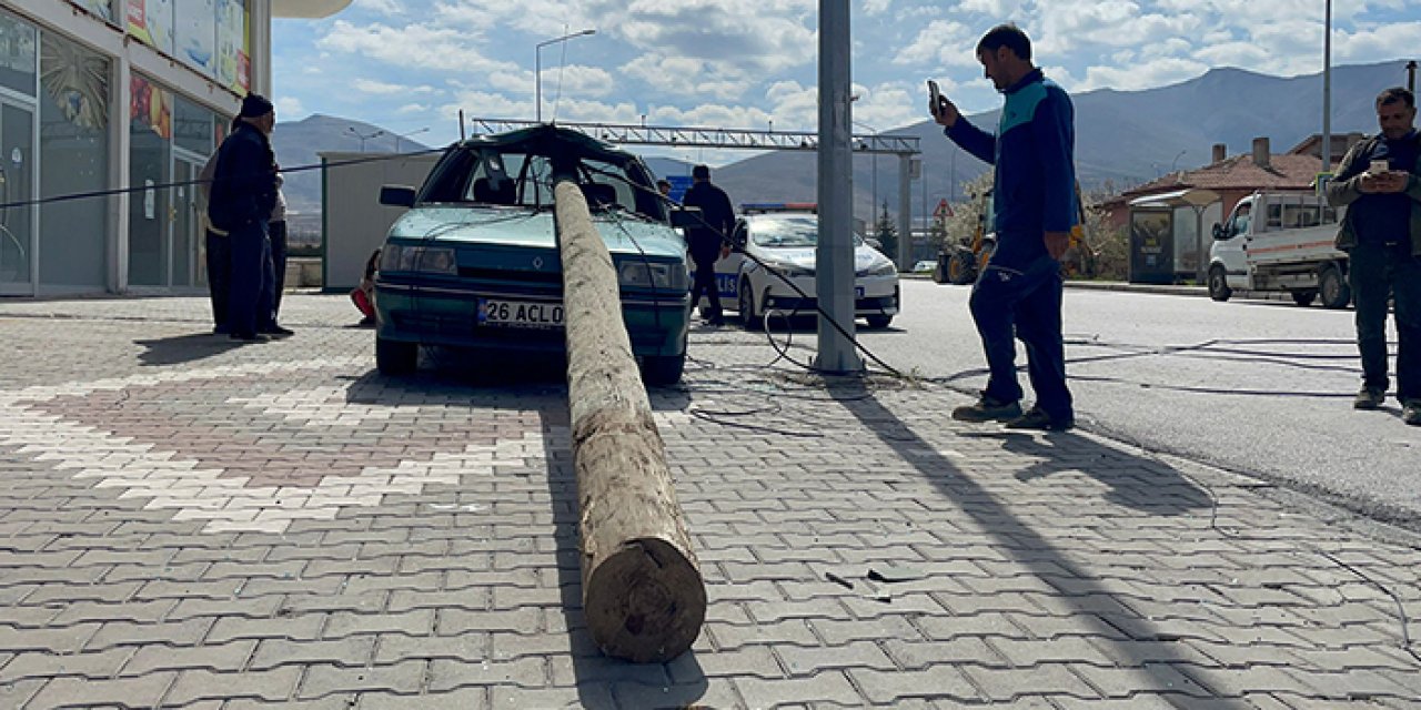 Telefon direği otomobilin camından girdi