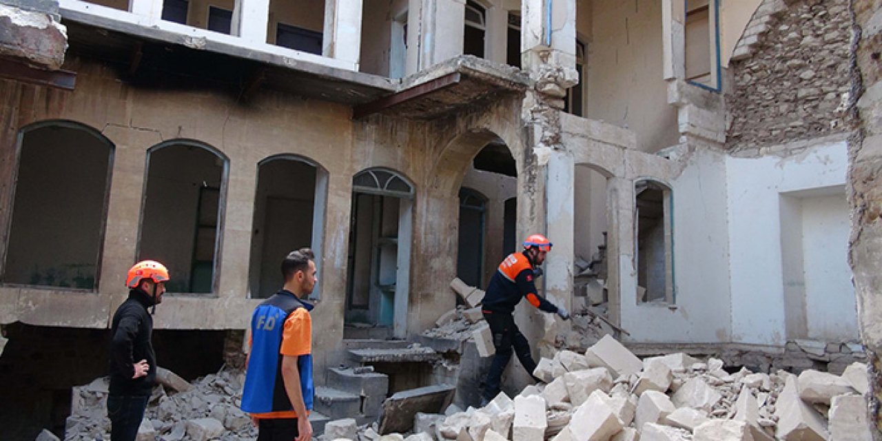 Kilis’te ağır hasarlı bina çöktü