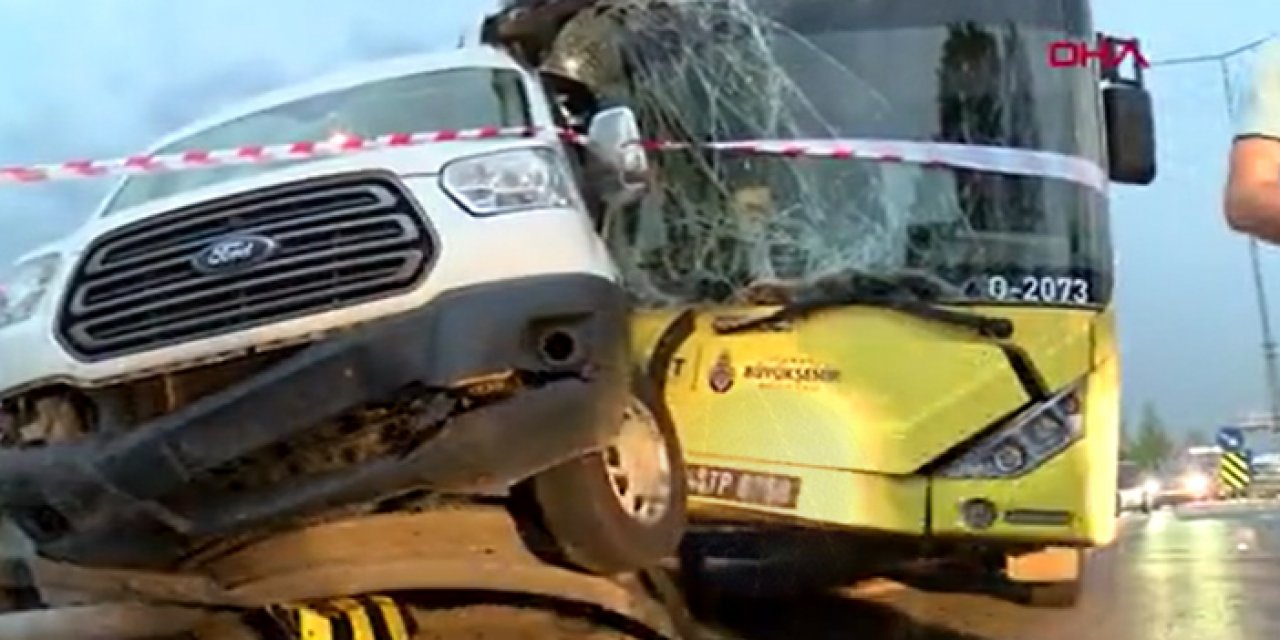 Servis aracı İETT otobüsü ile çarpıştı