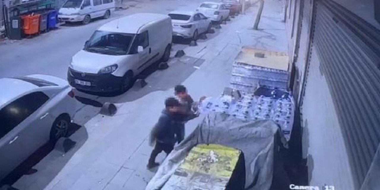 Kaldırımdaki su şişelerini patlattılar