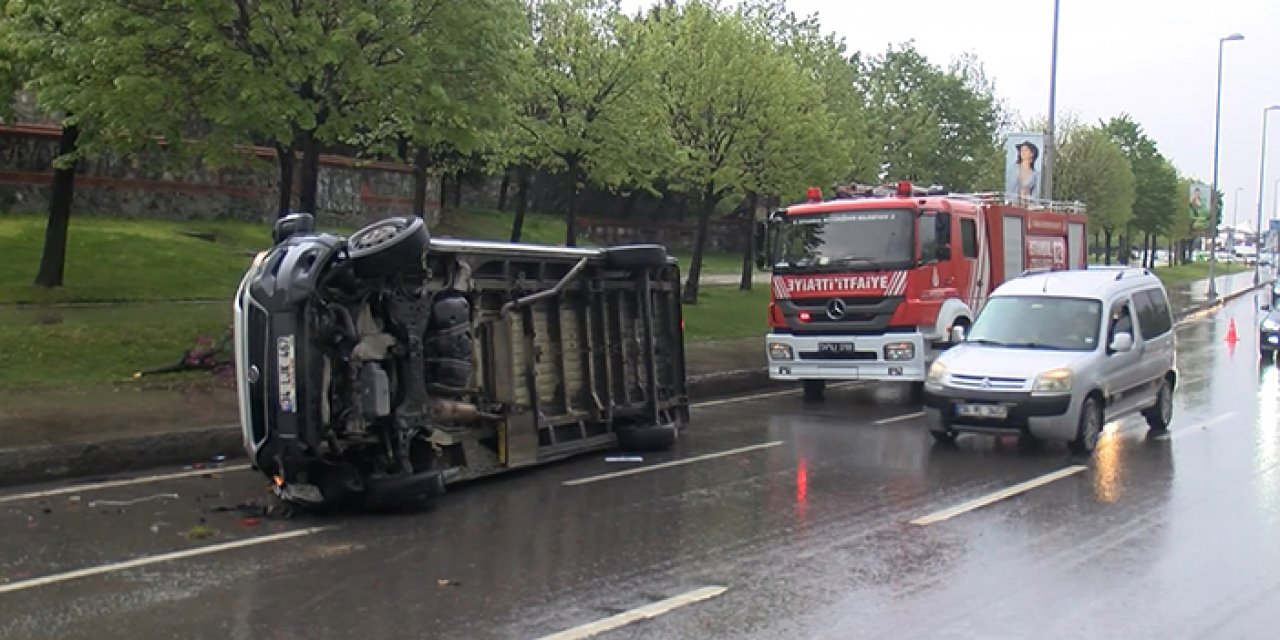 İstanbul’da servis minibüsü devrildi