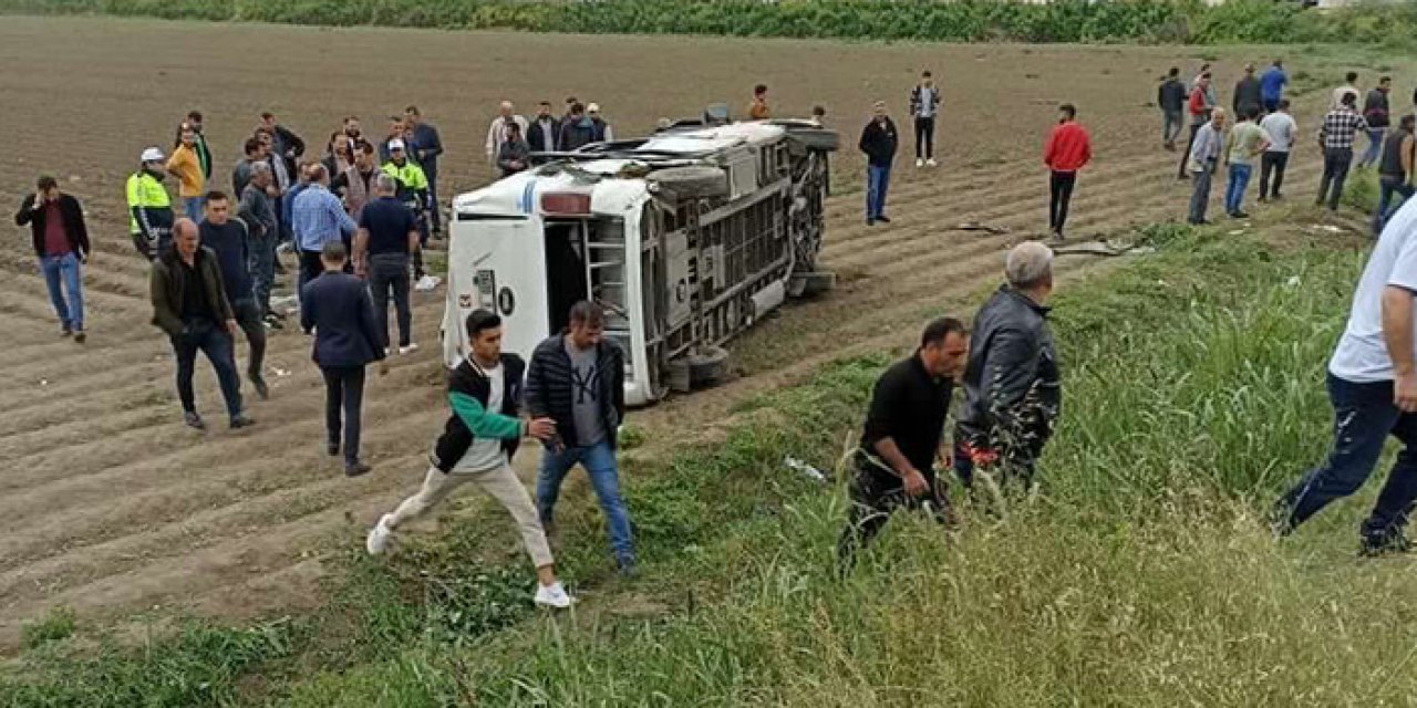 Adana’da minibüs ile kamyon çarpıştı