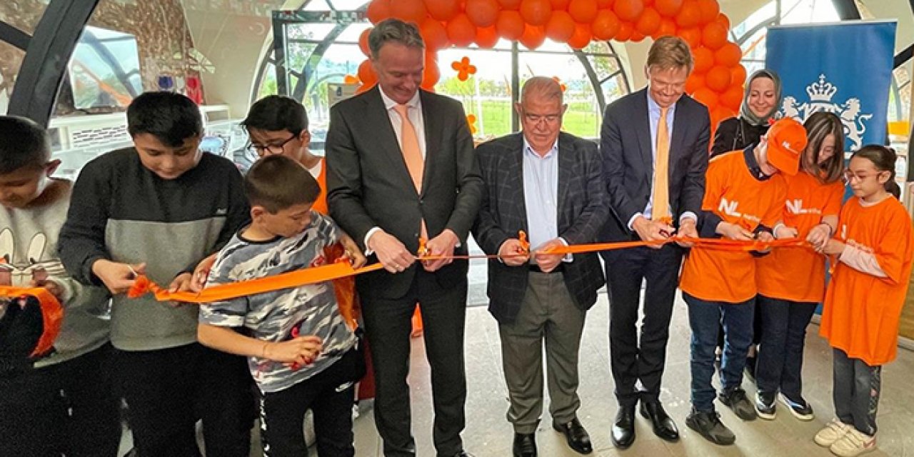 Hollandalı ekip “Kral Günü”nü afet bölgesinde kutladı