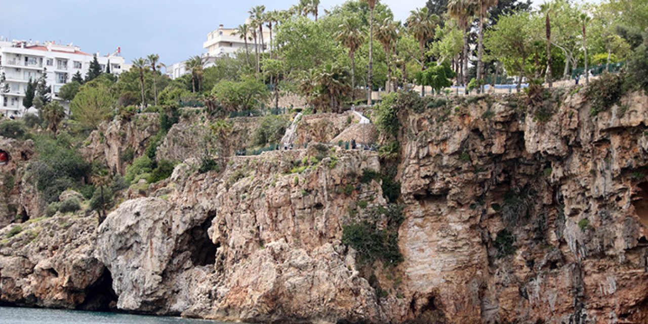 Antalya’da falezlerden düştü