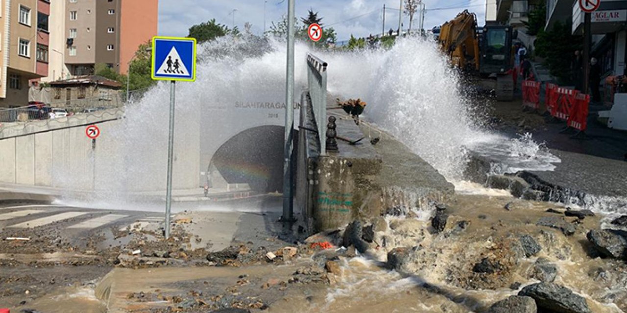 Patlayan su borusu sonucu tramvaylar mahsur kaldı