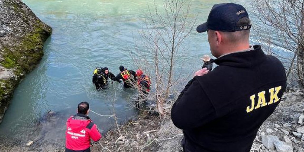 Çaya düşen otomobildeki 3 kişi 8 gündür bulunamadı