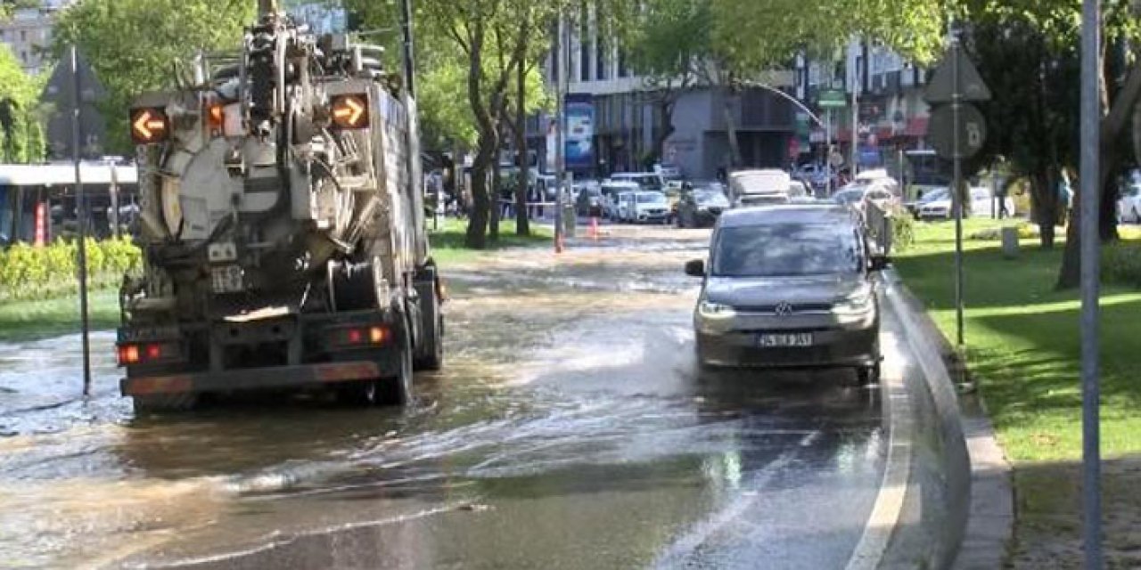 Su borusu patladı: Yol kapandı