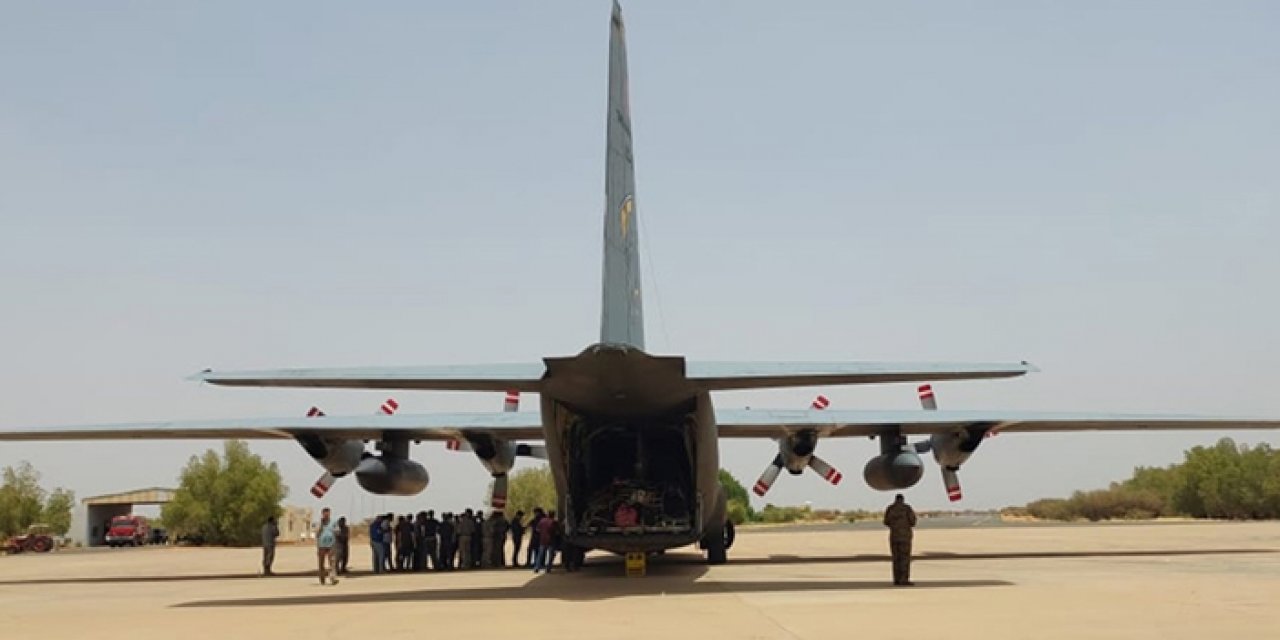 Sudan'a giden uçaklar silah ateşiyle taciz edildi