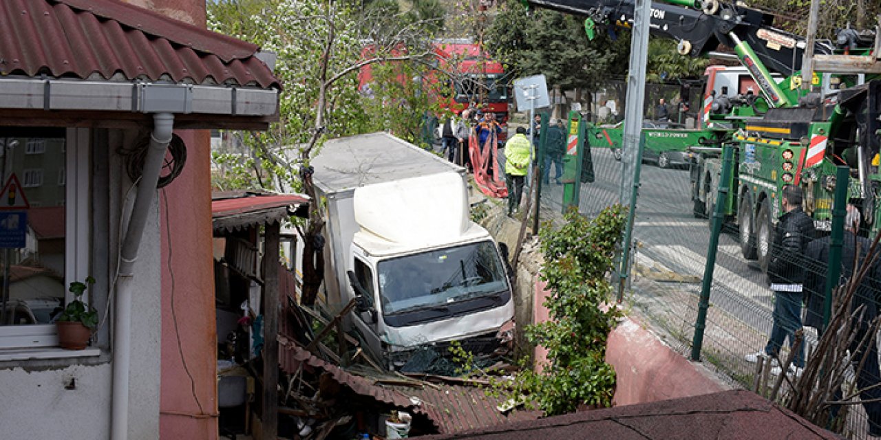 Zincirleme kazada kamyonet bahçeye uçtu