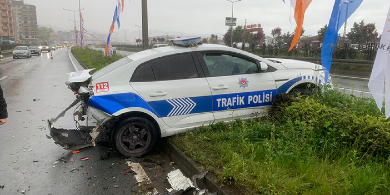 Otomobil polis aracına çarptı: 1’i polis 2 yaralı