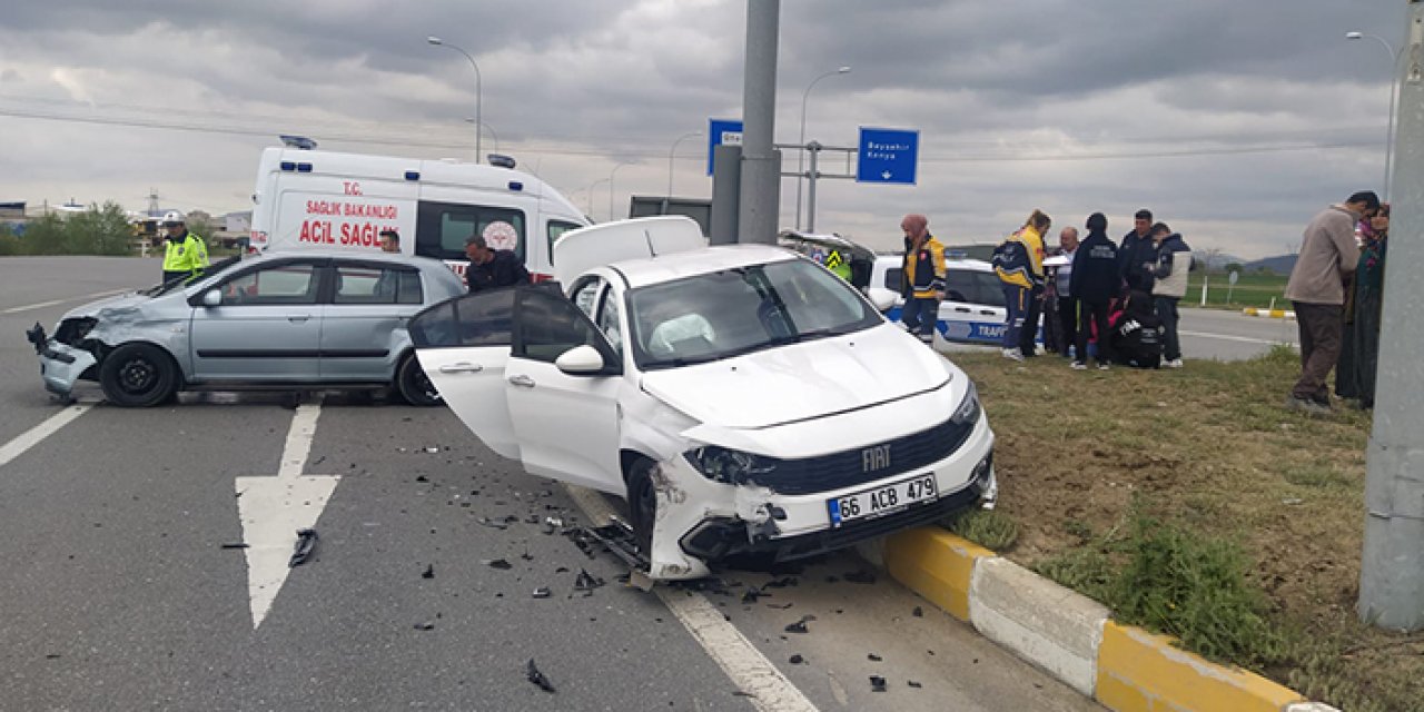 İki otomobil kavşakta çarpıştı: 5 yaralı
