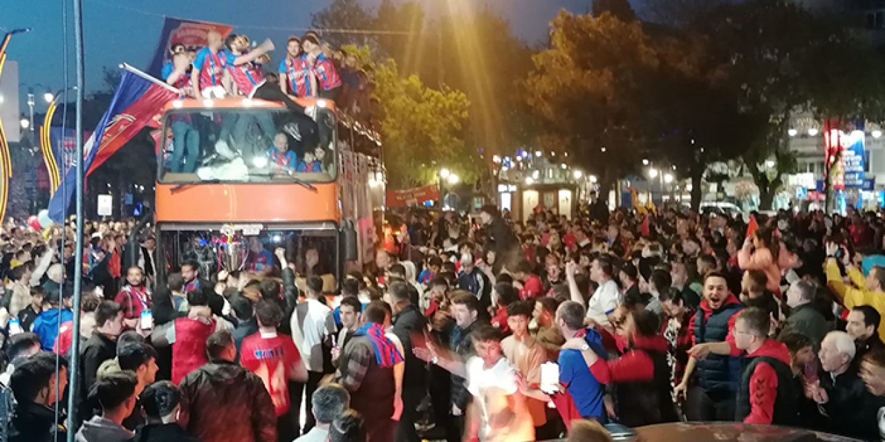 Silivrispor taraftarlarla birlikte şampiyonluğu kutladı