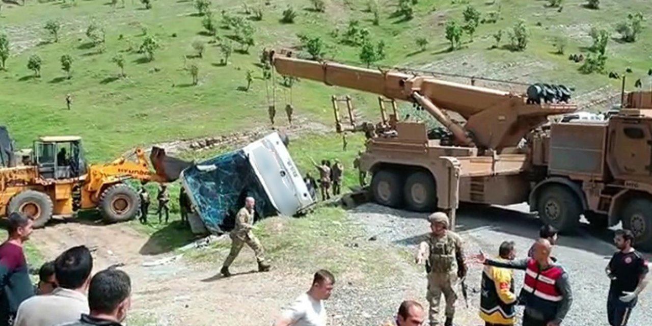 Askeri personel taşıyan otobüs devrildi: 2 şehit 45 yaralı