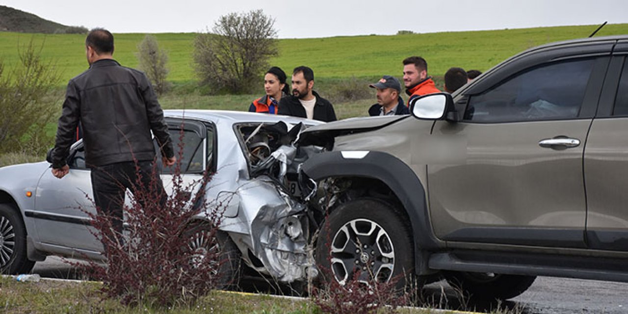 Sivas’ta otomobile kamyonet çarptı: 8 yaralı