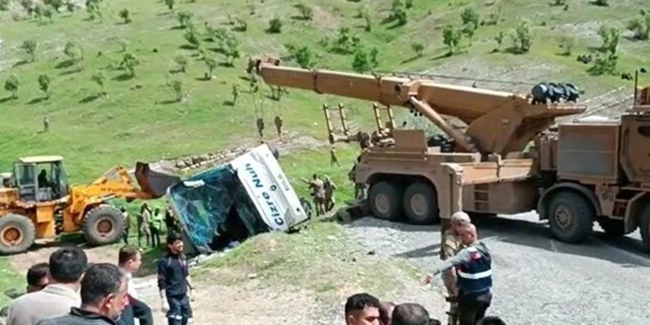 Şırnak'ta askeri personeli taşıyan otobüs şarampole devrildi