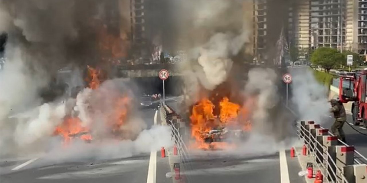 İstanbul’da bir araç seyir halindeyken yandı